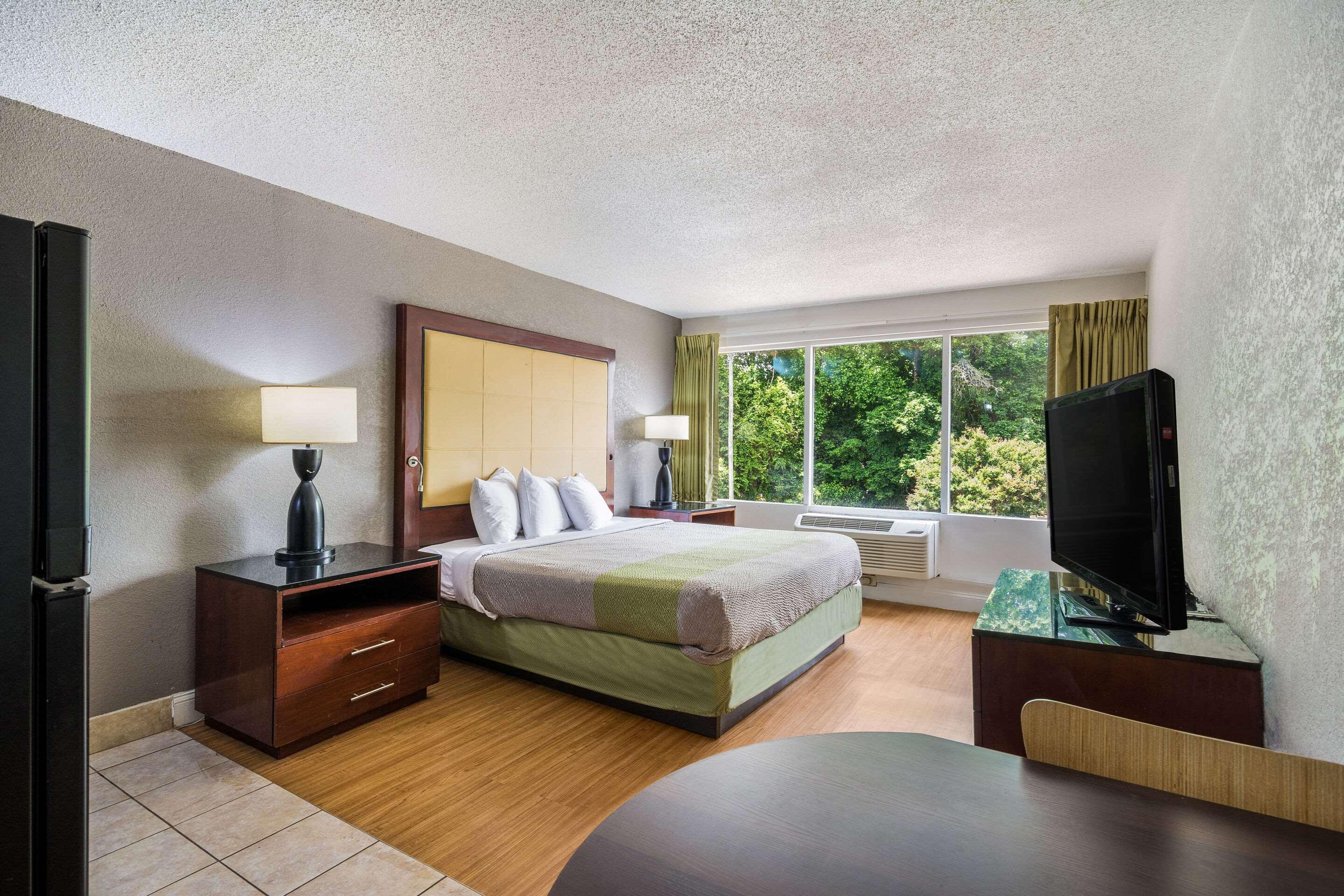Hotel Econo Airport Near Billy Graham Parkway 2*