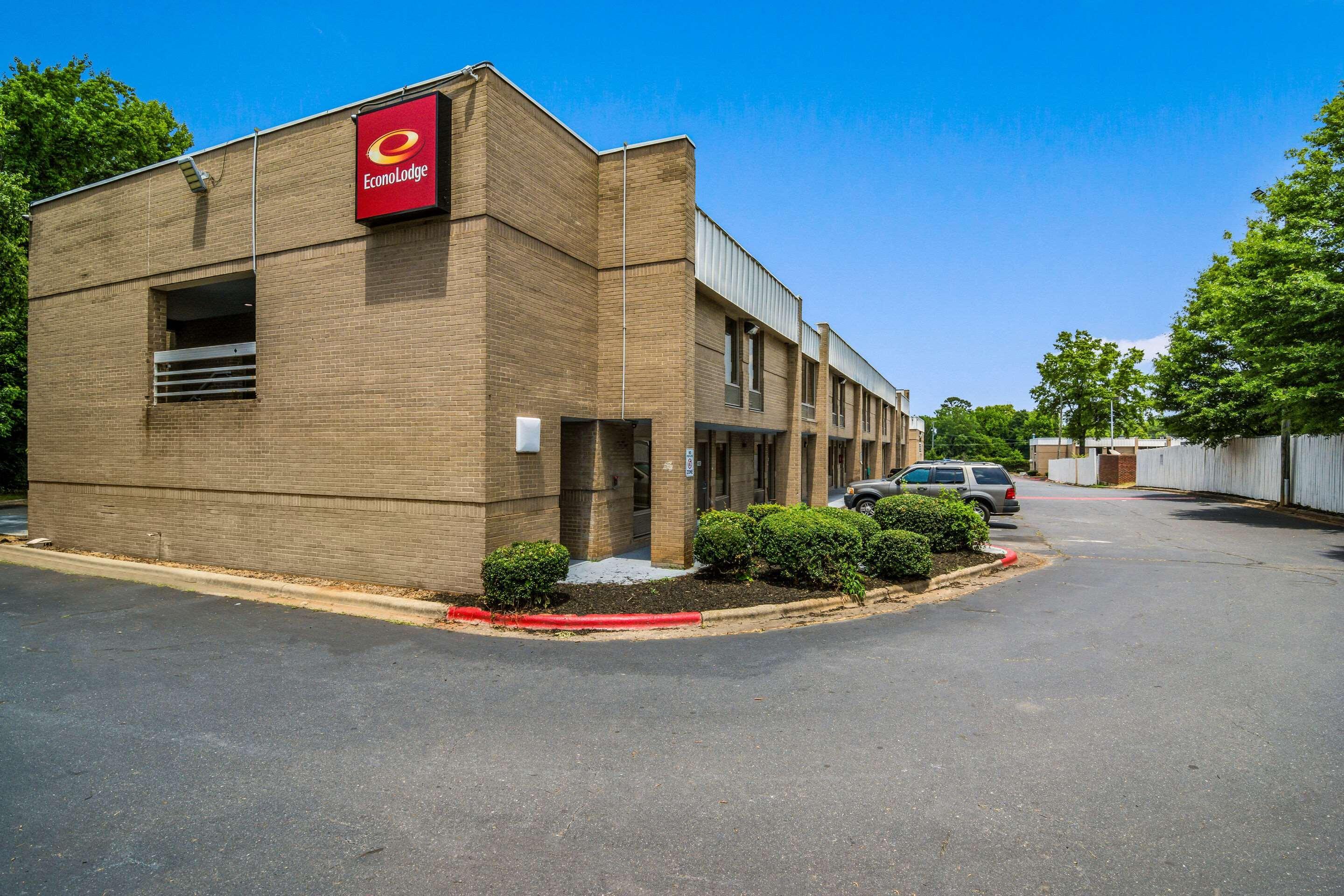 Econo Airport Near Billy Graham Parkway 2*