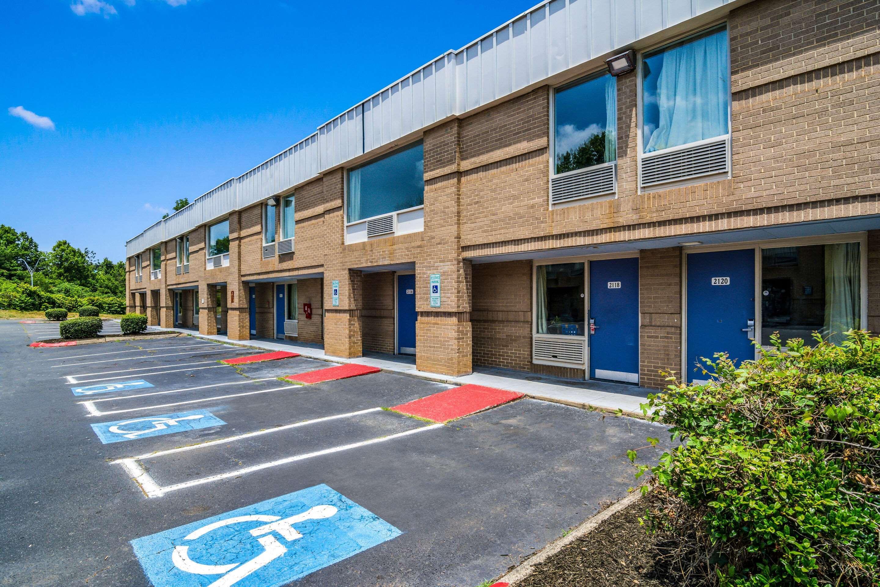 Econo Airport Near Billy Graham Parkway Hotel 2*