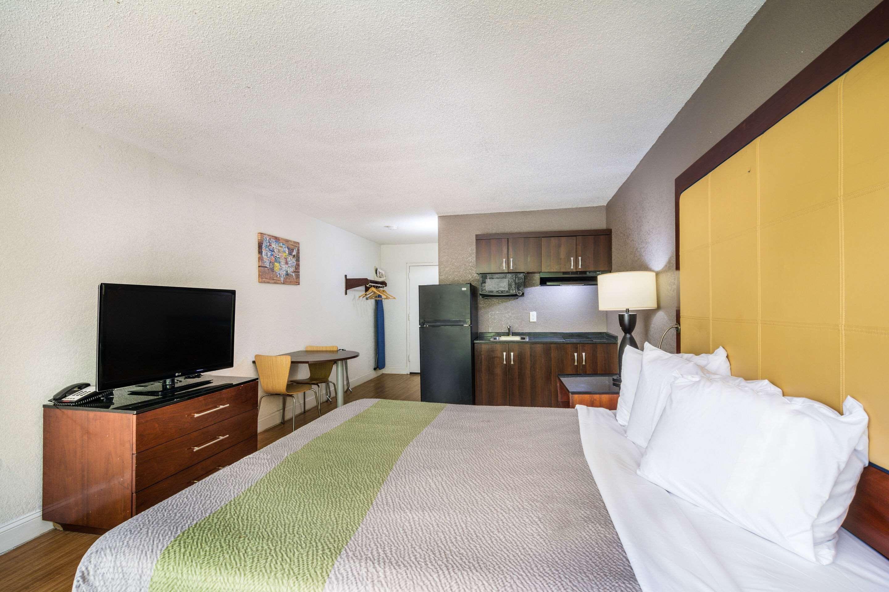 Hotel Econo Airport Near Billy Graham Parkway
