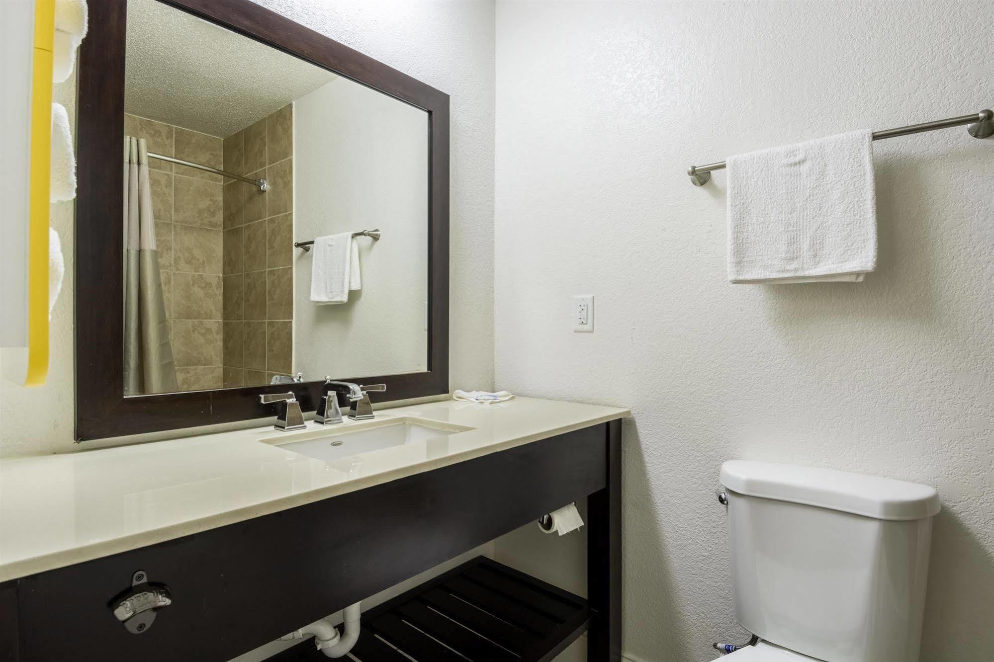 Hotel Econo Airport Near Billy Graham Parkway 2*