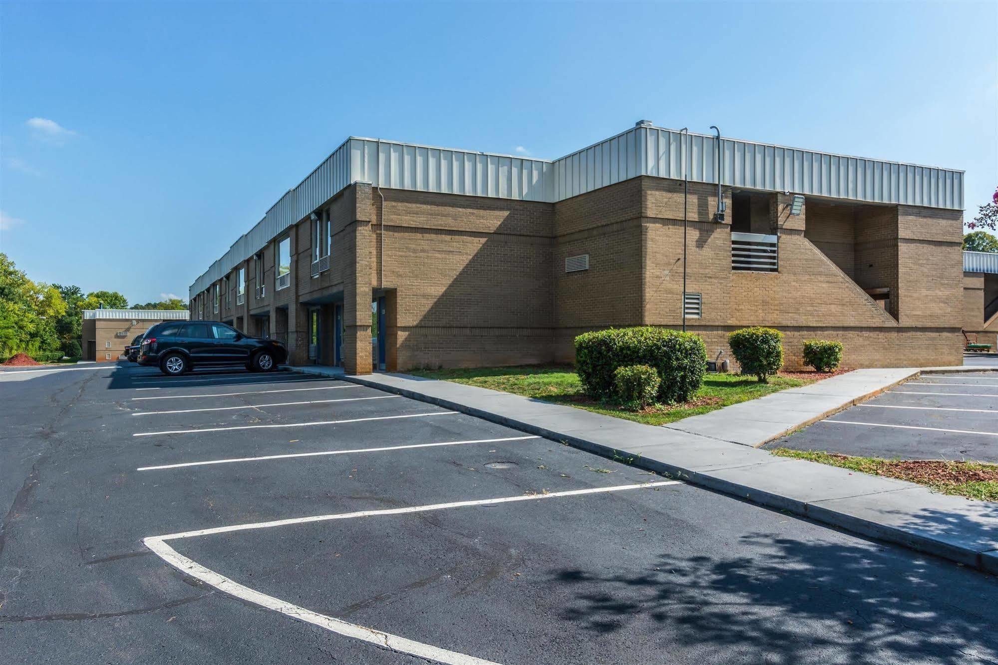 Econo Airport Near Billy Graham Parkway Hotel 2*